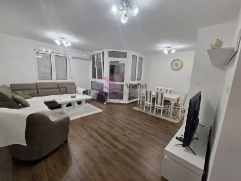 Prostrani dnevni boravak sa garniturom za sjedenje i trpezarijom. - image 3