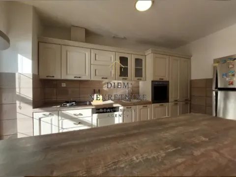 Izdavanje, trosoban stan, 130m², Dobrota, Kotor - image 6