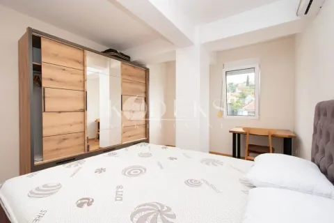 Spavaća soba sa bračnim krevetom, velikim drvenim garderoberom i radnim stolom kod prozora. - image 7