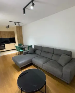 Dnevni boravak sa garniturom i trpezarijom u sklopu otvorenog plana. - image 2