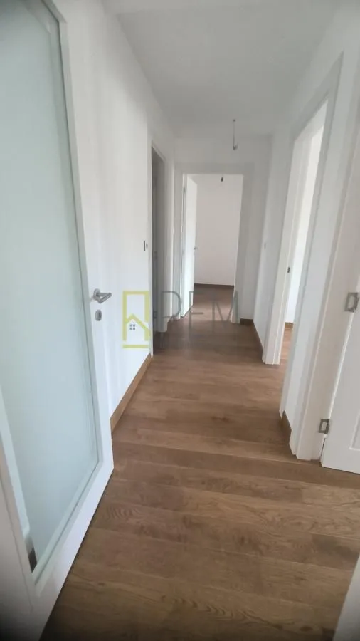 Prodaja, trosoban stan, 110m², Tološka šuma, Podgorica