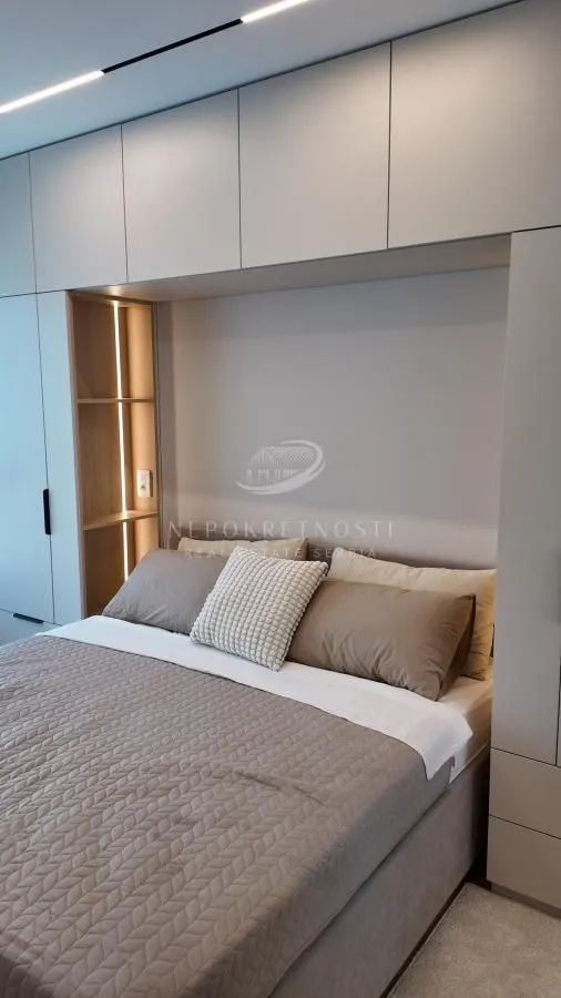 Izdavanje, trosoban stan, 73m², Savski Venac, Beograd