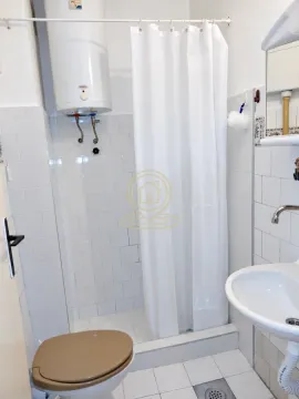 Manje kupatilo sa tuš kabinom, WC šoljom i umivaonikom. - image 13