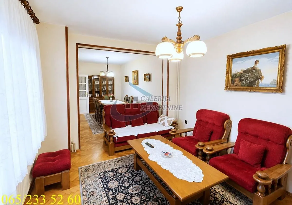 Prodaja, kuća, 212m², Centar, Inđija