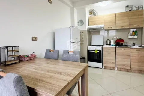 Kuhinja sa drvenim elementima i trpezarijskim stolom sa stolicama. - image 3