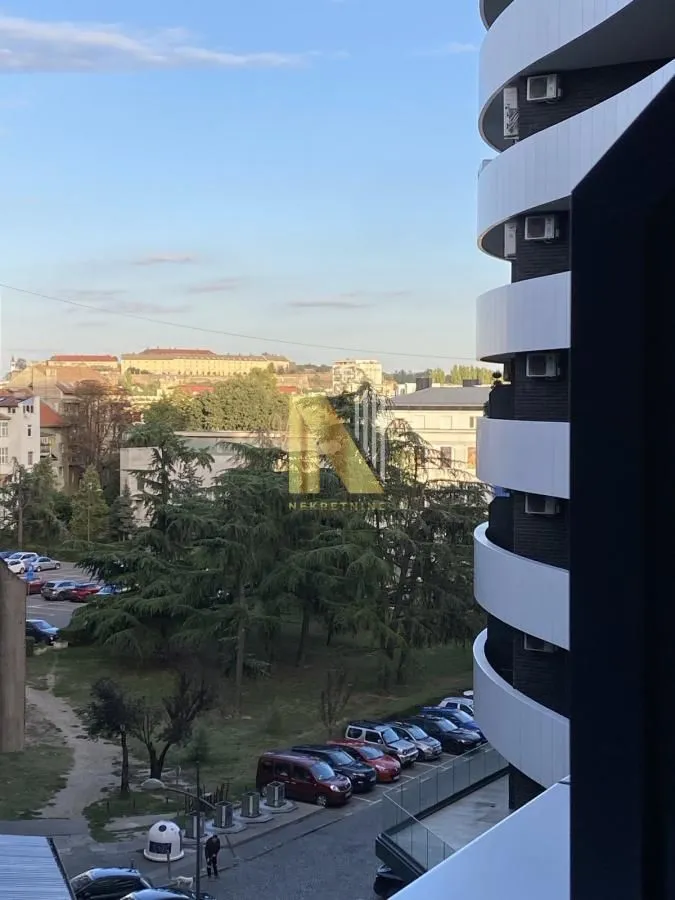 Pogled sa terase na gradsku zonu i zgradu.