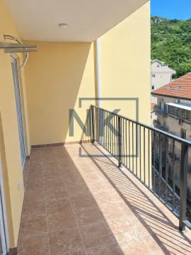 Nenamješten balkon sa popločanim podom i pogledom na okolne zgrade i zelenilo. - image 7