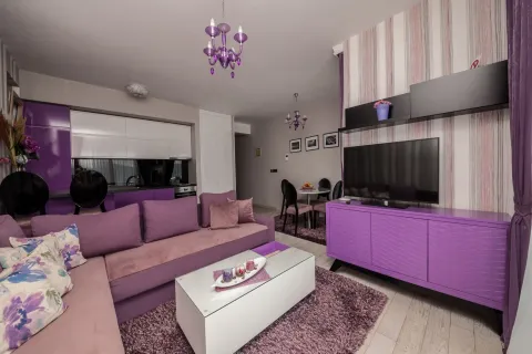 Dnevna soba sa garniturom, TV-om i trpezarijskim dijelom u pozadini. - image 3
