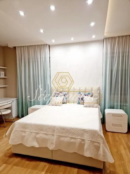 Izdavanje, trosoban stan, 105m², Centar, Novi Sad