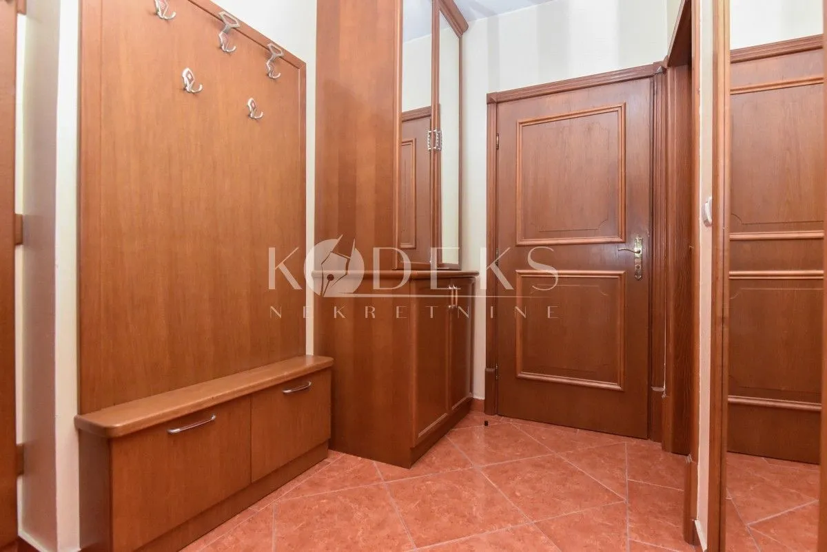 Izdavanje, dvosoban stan, 75m², Stara Varoš, Podgorica