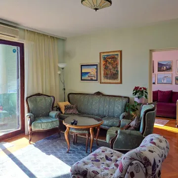 Dnevna soba sa garniturom za sjedenje i izlazom na terasu. - image 11