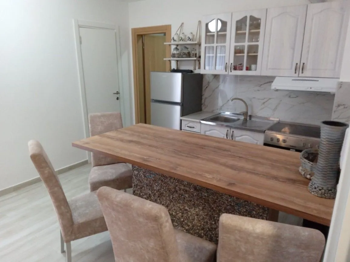 Izdavanje, jednosoban stan, 54m², Dobrota, Kotor
