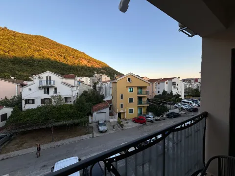 Pogled sa terase na naselje i okolna brda. - image 9