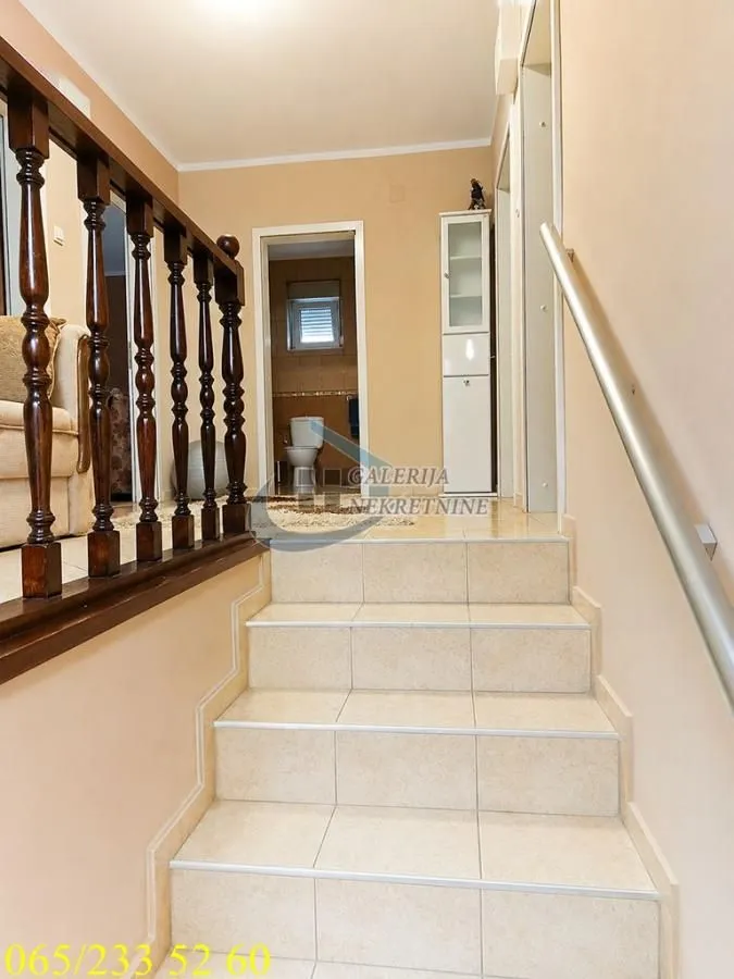 Prodaja, kuća, 190m², Centar, Inđija