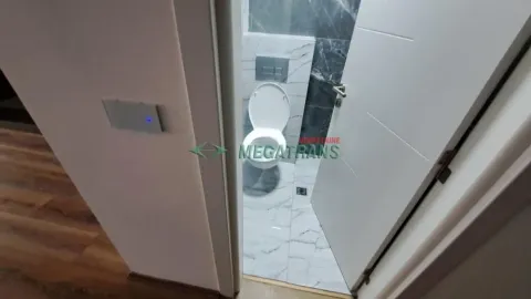 Pogled iz hodnika kroz otvorena vrata na moderno uređeno kupatilo. - image 7