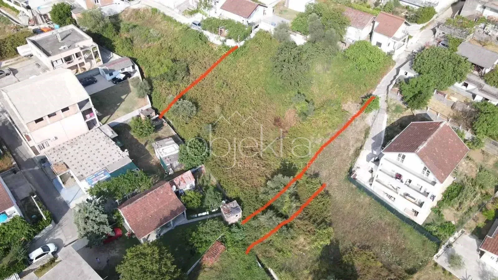 Pogled iz vazduha na građevinsko zemljište sa označenim granicama parcele.