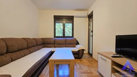 Dnevni boravak sa ugaonom garniturom, stočićem i televizorom. - image 2