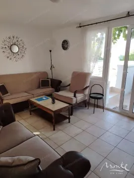 Dnevna soba sa garniturom za sedenje, stočićem i izlazom na terasu. - image 3