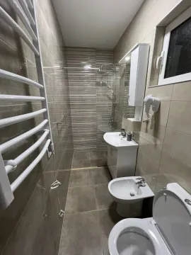 Moderne kupatilo sa tuš kabinom, umivaonikom, bideom i wc šoljom. - image 4