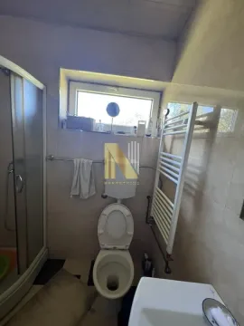 Manje kupatilo sa tuš kabinom, WC šoljom i radijatorom sušačem. - image 17