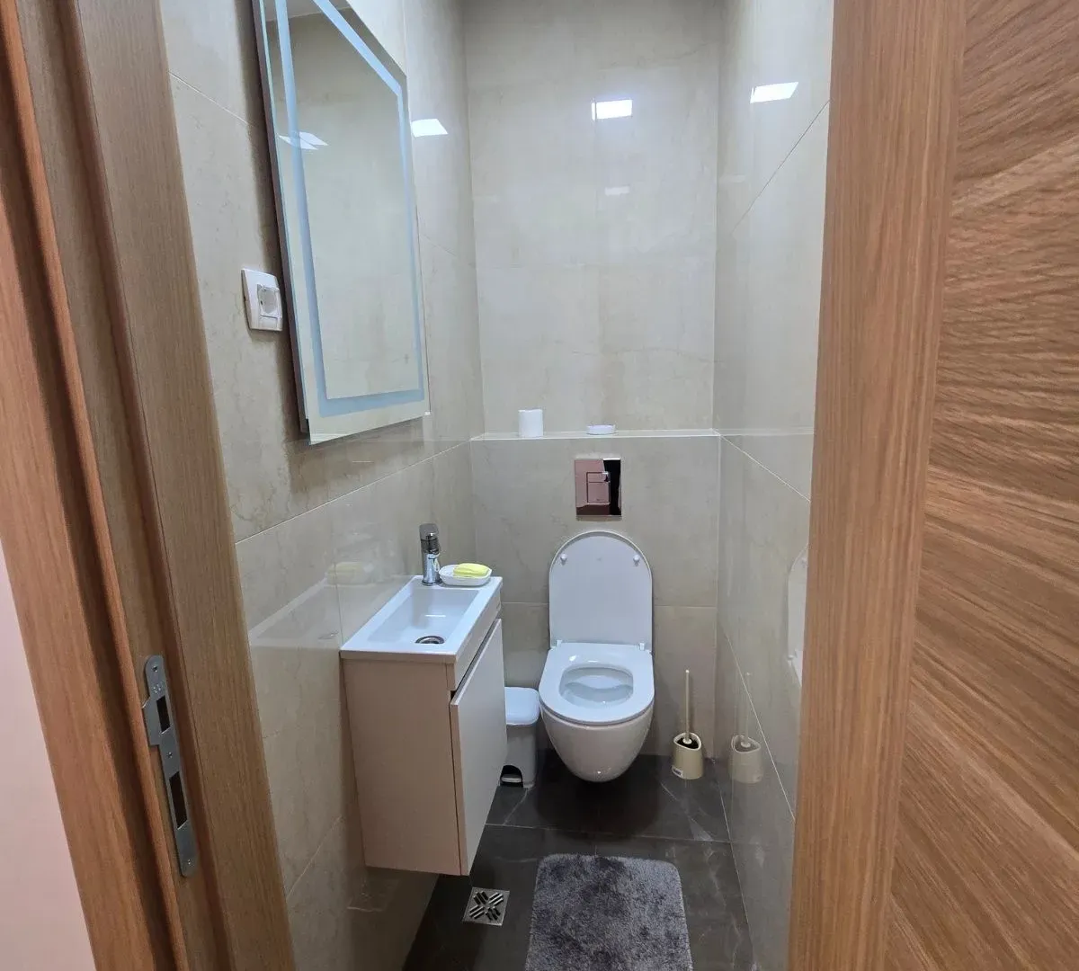 Izdavanje, trosoban stan, 103m², Tološka šuma, Podgorica