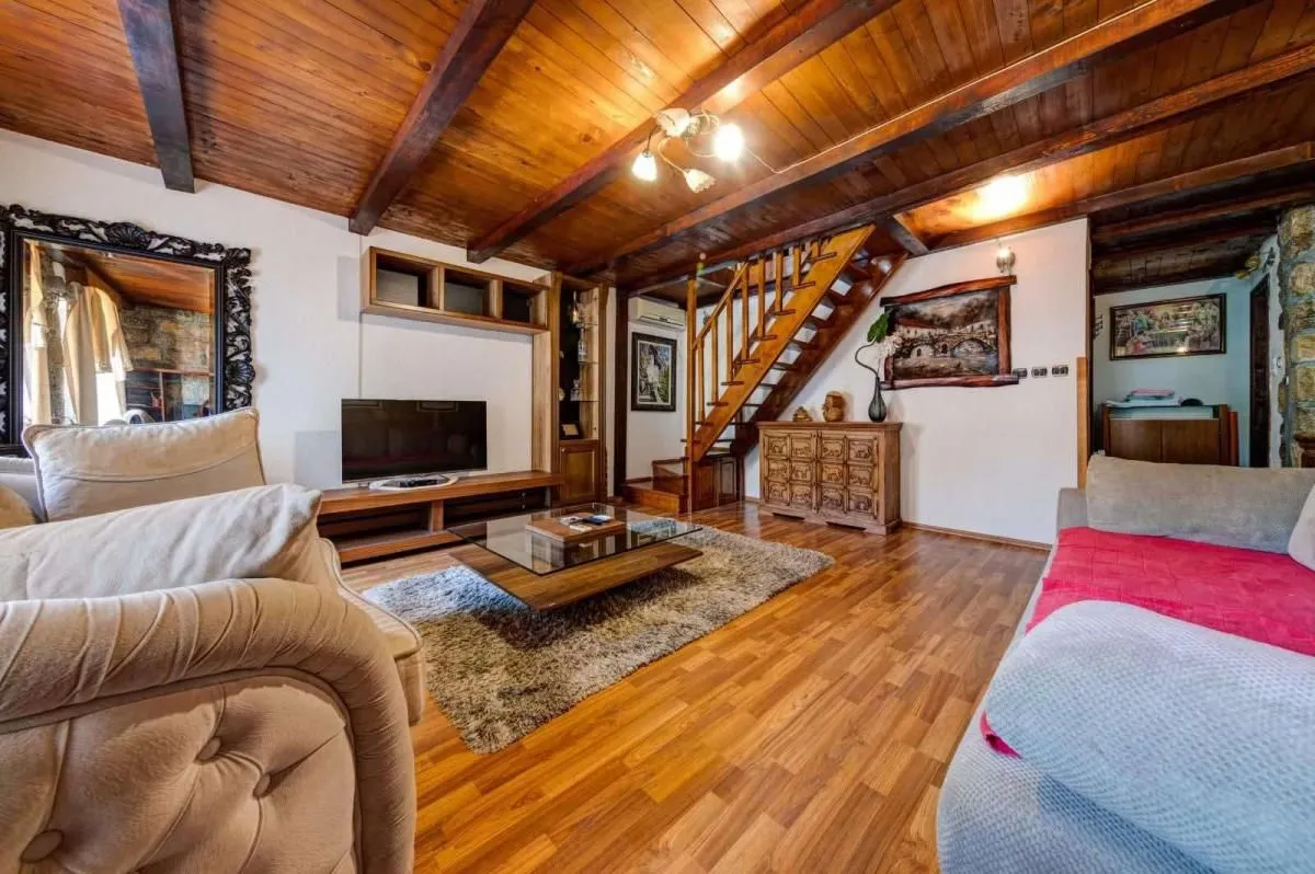 Rent, one bedroom apartment, 100m², Kotor, Crna Gora