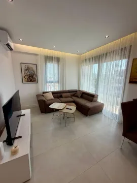 Dnevna soba sa ugaonom garniturom, stočićem i televizorom. - image 3