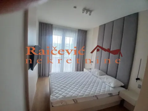 Moderna spavaća soba sa bračnim krevetom i tapaciranim uzglavljem. - image 6