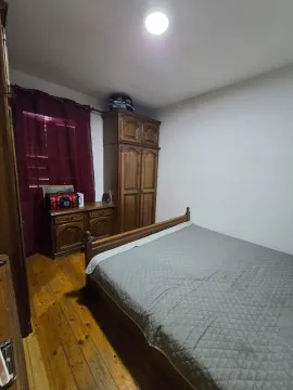 Spavaća soba sa drvenim namještajem i bračnim krevetom. - image 15