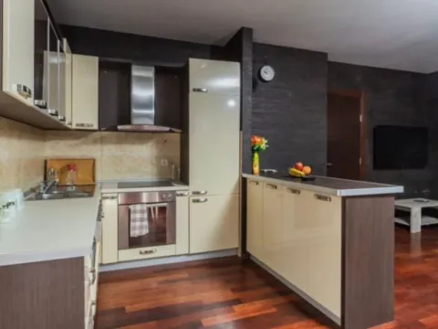 Izdavanje, trosoban stan, 130m², Dobrota, Kotor - image 10