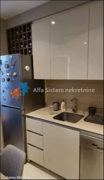 Manja kuhinja sa frižiderom, sudoperom i ugradnim elementima. - image 7