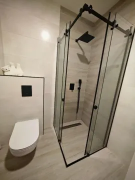 Moderno opremljeno kupatilo sa tuš kabinom i ugradnom šoljom. - image 12