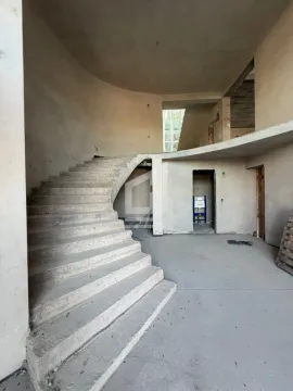 Unutrašnjost nekretnine u izgradnji sa betonskim stepeništem. - image 10