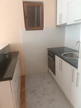 Manja kuhinja sa bijelim elementima, ugradnom rernom i sudoperom. - image 7