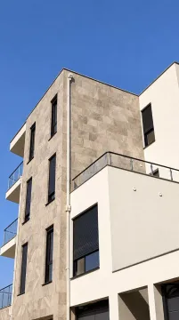 Eksterijer moderne stambene zgrade sa popločanom fasadom i balkonima. - image 15