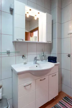Kupatilo sa umivaonikom, ormarićem i ogledalom. - image 41
