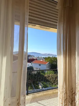 Pogled na okolinu i more kroz prozor sa zavesama. - image 10