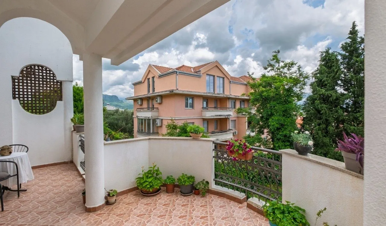Rent, house, 280m², Gorica C, Podgorica
