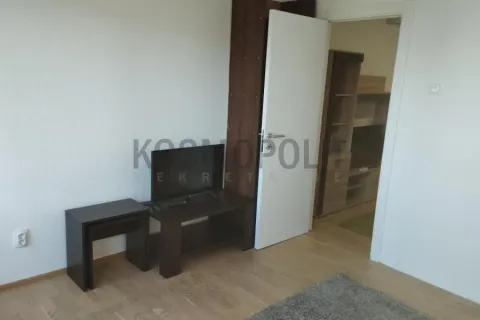 Pogled na deo dnevnog boravka sa TV komodom i otvorenim vratima. - image 7