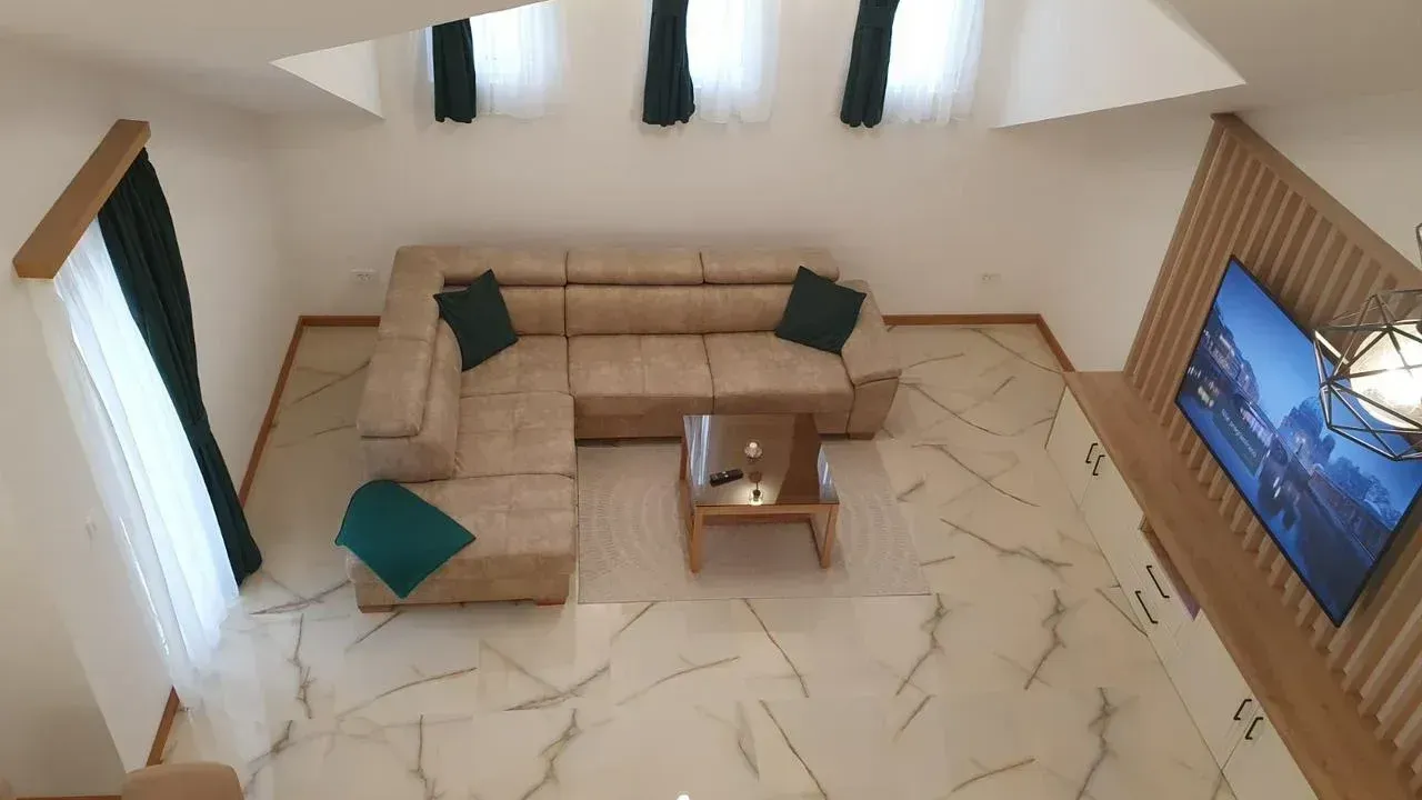 Izdavanje, stan, 100m², Tivat, Crna Gora