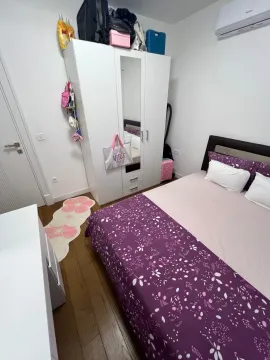 Namještena spavaća soba sa bračnim krevetom, bijelim garderoberom i klima uređajem. - image 10