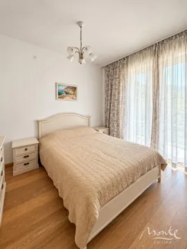 Spavaća soba sa bračnim krevetom, noćnim stočićima i izlazom na terasu. - image 6