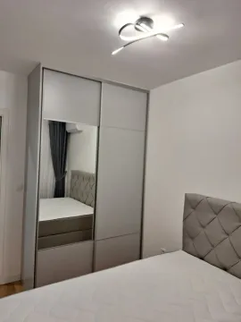 Svijetla spavaća soba sa modernim kliznim ormarom i krevetom. - image 11
