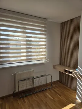 Prazna soba sa prozorom, roletnama i drvenom zidnom oblogom. - image 7