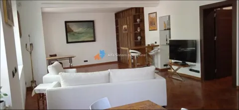 Prostrani dnevni boravak sa garniturom za sedenje i TV-om. - image 2