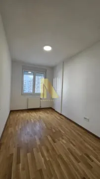 Prazna soba sa parketom i prozorom. - image 8