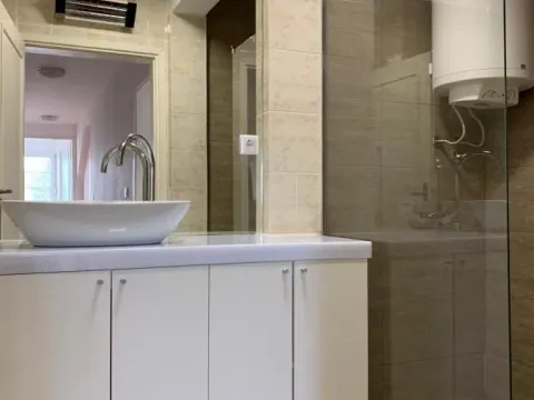 Izdavanje, četvorosoban stan, 135m², Savski Venac, Beograd - image 13