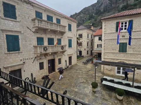 Rent, office space, 100m², Stari Grad Kotor, Kotor - image 2