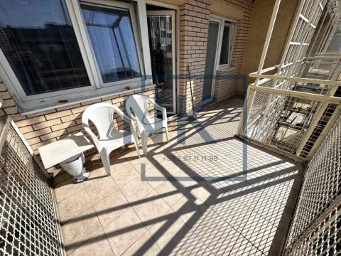 Manji popločani balkon sa dvije plastične stolice i stočićem. - image 9