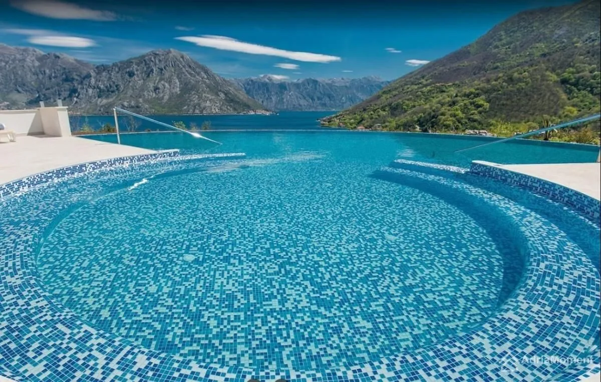 Prodaja, dvosoban stan, 90m², Morinj, Kotor
